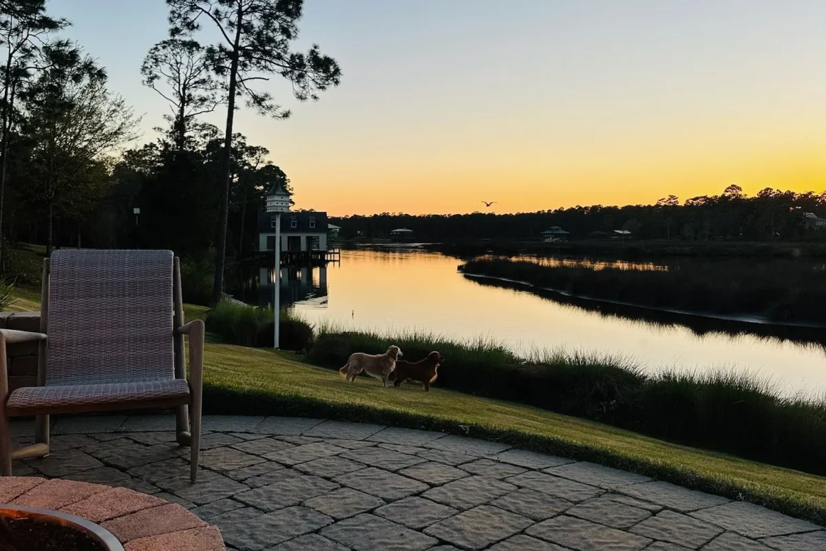 Pôr do sol sobre o lago no quintal da casa dos Cooley, imagem do descanso de quem aprende a sentar à mesa com Jesus